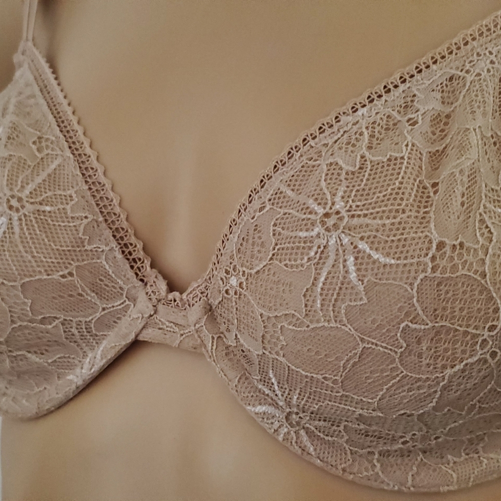 Light & Lacy underwire bra. Excellent condition